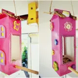 Selbstgebaute Vogelfutterstation aus Milchkarton, dekoriert mit Knöpfen und Holzblumen. Ein tolles Projekt zum vogelfutterstation selber bauen mit kindern.
