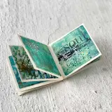Ein aufgeschlagenes Leporello zum **Leporello basteln** mit abstrakten Mustern in Türkis und Grün. Auf einer Seite steht das Wort "soul".