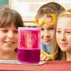 Kinder beobachten fasziniert, wie ihre selbstgemachte Lavalampe sprudelt. Ein spannendes Experiment!