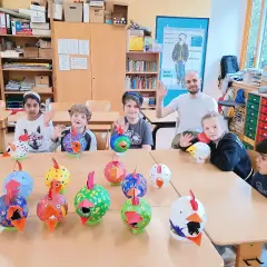Kinder präsentieren stolz ihre bunten Hühner-Bastelarbeiten. Kreative Projekte Grundschule, die Freude machen!