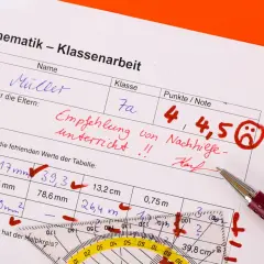Mathe-Klassenarbeit mit schlechte Noten wegen Faulheit. Die Note 4,5 und ein trauriges Smiley zeigen das Ergebnis. Empfehlung für Nachhilfe.