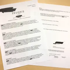 Zeugnis mit Noten in Worten für ein Schulkind der 2. Klasse. Beschreibt Leistungen in Deutsch, Mathematik und Sachkunde.