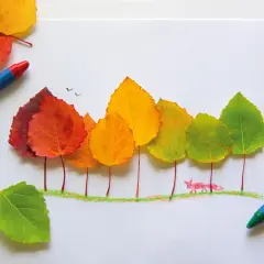 Bunte Blätter bilden Bäume, ein kleiner Fuchs spaziert im Herbst im Kindergarten. Buntstifte liegen daneben.
