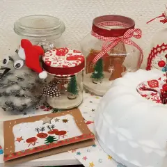 Weihnachtsbasar schule ideen: Lebkuchenmännchen in Gläsern, Tannenzapfen-Eule mit Weihnachtsmütze, Rentier-Karte und ein weißer Kuchen mit Beeren.