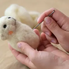 Hände filzen mit Nadel ein süßes Tierchen. Tolle trockenfilzen ideen für kleine Figuren.
