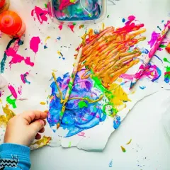 Kreative mal ideen kinder: bunte Farben, Pinsel und ein kleiner Künstler bei der Arbeit.