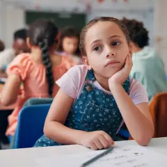 Ein Mädchen im Unterricht wirkt gelangweilt. Vielleicht braucht sie eine andere Art der ADS-Behandlung, um sich besser zu konzentrieren.