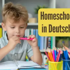 Ein Junge lernt zu Hause, was ist homeschooling in Deutschland. Buntstifte und Bücher liegen bereit.
