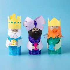 Drei selbstgebastelte Figuren, die an die Heiligen Drei Könige erinnern, perfekt für Vatertag basteln Krippe.