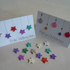 Kreative weihnachtskarte basteln grundschule: Sterne und Knöpfe als Weihnachtsdeko auf Karten.