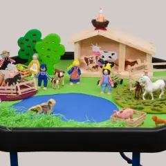 Spielerische Szene für den Morgenkreis Thema Bauernhof: Kinderfiguren, Tiere und ein Stall laden zum Entdecken ein.
