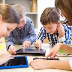 Kinder lernen mit Tablets und Smartphones, was sind elektronische Medien. Sie sind begeistert bei der Sache.