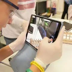 Schüler dokumentieren Experimente mit Tablets. Ein Beispiel für die Digitalisierung an deutschen Schulen im naturwissenschaftlichen Unterricht.