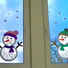 Süße Schneemann-Fensterdeko basteln mit Kindern. Vier fröhliche Schneemänner mit bunten Mützen und Schals zieren das Fenster.