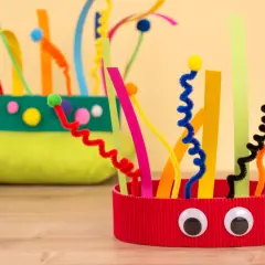 Bunte Faschingskrone, gebastelt mit Pfeifenreinigern und Papierstreifen. Ein lustiges Bastelprojekt für die Krippe.