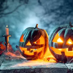 Gruselige Kürbisse leuchten im Nebel. Seit wann wird Halloween in Deutschland gefeiert? Die Antwort liegt im Dunkel, wie diese Szene.