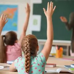 Schüler melden sich im Unterricht, eine Szene voller Lernfreude und Ideen für die Rhythmisierung in der Grundschule.