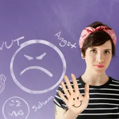 Frau mit einem Lächeln auf der Hand, umgeben von Symbolen für Wut, Angst und Scham. Ein visueller Ausdruck der inneren Welt bei ADHS und Borderline.