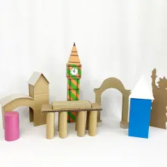 Kreative Bauwerke aus Karton: Eine Grundschule baut und konstruiert eine Stadt mit Big Ben und Freiheitsstatue.