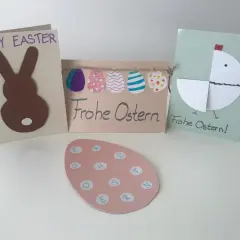 Drei selbstgebastelte Osterkarten mit Hasen, Küken und Ostereiern.