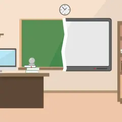 Klassenzimmer mit Lehrerpult, Computer, Globus, Büchern und einer modernen digitale tafel schule, die eine traditionelle Tafel ergänzt.
