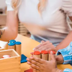 Ein Kind mit Autismus lernt spielerisch mit Holzbausteinen. Ein Test zur Förderung der Feinmotorik und kognitiven Fähigkeiten.