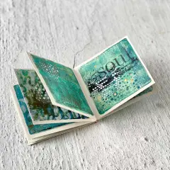 Ein aufgeschlagenes Leporello zum **Leporello basteln** mit abstrakten Mustern in Türkis und Grün. Auf einer Seite steht das Wort "soul".