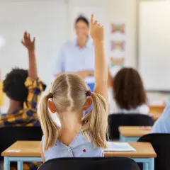 Kinder melden sich im Unterricht, um Fragen zu beantworten. Ein guter Start in der neuen Schule!