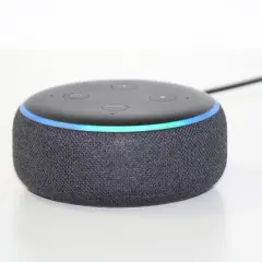 Ein grauer Echo Dot mit leuchtendem Ring, bereit, Alexa Skills zu aktivieren und dein Zuhause zu steuern.
