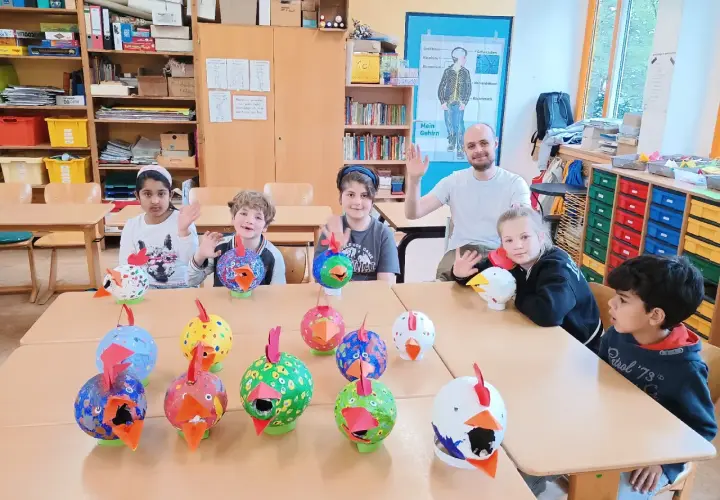 Kinder präsentieren stolz ihre bunten Hühner-Bastelarbeiten. Kreative Projekte Grundschule, die Freude machen!