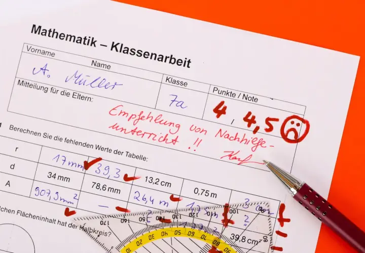 Mathe-Klassenarbeit mit schlechte Noten wegen Faulheit. Die Note 4,5 und ein trauriges Smiley zeigen das Ergebnis. Empfehlung für Nachhilfe.