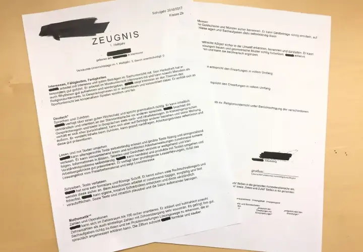 Zeugnis mit Noten in Worten für ein Schulkind der 2. Klasse. Beschreibt Leistungen in Deutsch, Mathematik und Sachkunde.