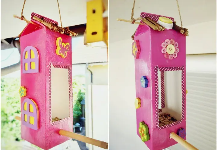 Selbstgebaute Vogelfutterstation aus Milchkarton, dekoriert mit Knöpfen und Holzblumen. Ein tolles Projekt zum vogelfutterstation selber bauen mit kindern.