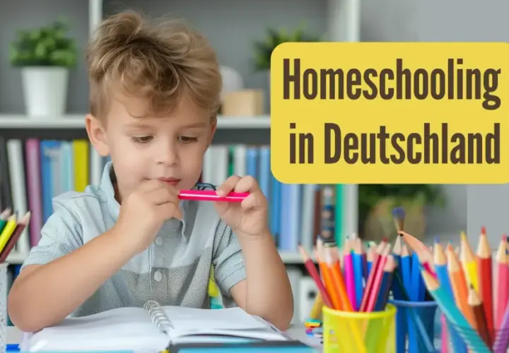 Ein Junge lernt zu Hause, was ist homeschooling in Deutschland. Buntstifte und Bücher liegen bereit.