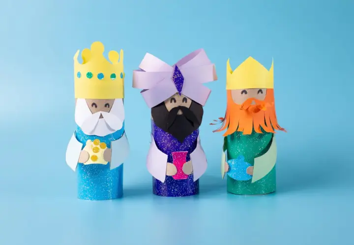 Drei selbstgebastelte Figuren, die an die Heiligen Drei Könige erinnern, perfekt für Vatertag basteln Krippe.
