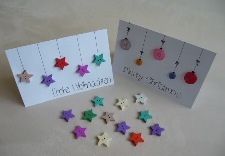 Kreative weihnachtskarte basteln grundschule: Sterne und Knöpfe als Weihnachtsdeko auf Karten.