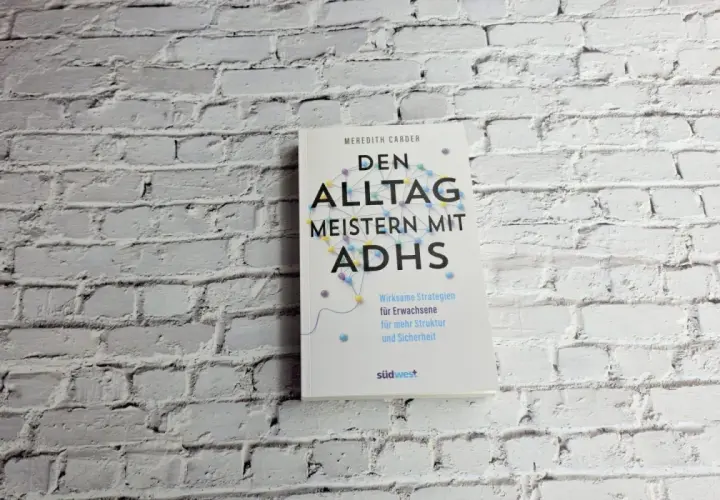 Buchcover "Den Alltag meistern mit ADHS" von Meredith Carder. Es bietet wirksame Strategien für Erwachsene zur ADHS-Behandlung und mehr Struktur.
