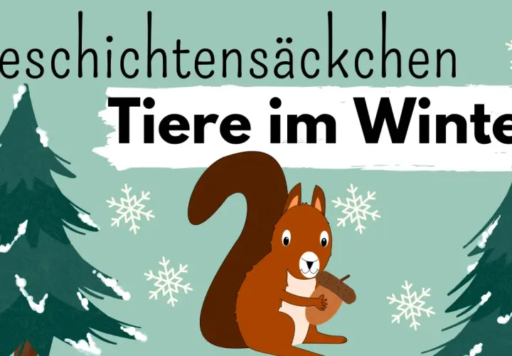 Ein Eichhörnchen hält eine Eichel vor verschneiten Tannenbäumen. Text: "Geschichtensäckchen Tiere im Winter".