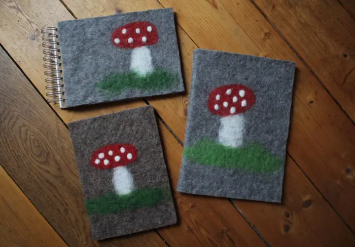 Drei Filz-Notizbücher mit Fliegenpilz-Motiven, perfekt für nassfilzen mit Kindern.