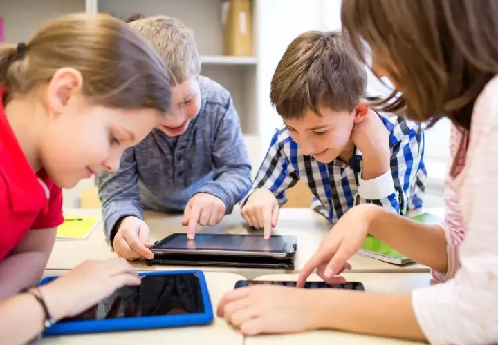 Kinder lernen mit Tablets und Smartphones, was sind elektronische Medien. Sie sind begeistert bei der Sache.