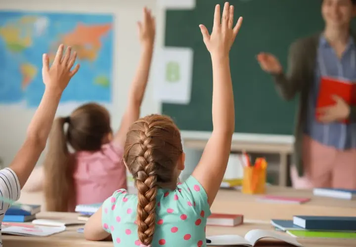 Schüler melden sich im Unterricht, eine Szene voller Lernfreude und Ideen für die Rhythmisierung in der Grundschule.