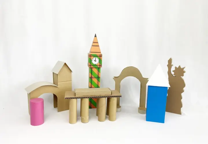 Kreative Bauwerke aus Karton: Eine Grundschule baut und konstruiert eine Stadt mit Big Ben und Freiheitsstatue.