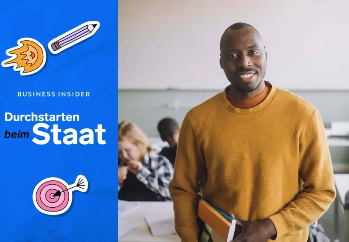 Ein Mann mit gelbem Pullover und Büchern in der Hand lächelt. Er ist ein Quereinsteiger Lehrer Niedersachsen, ohne Altersgrenze.