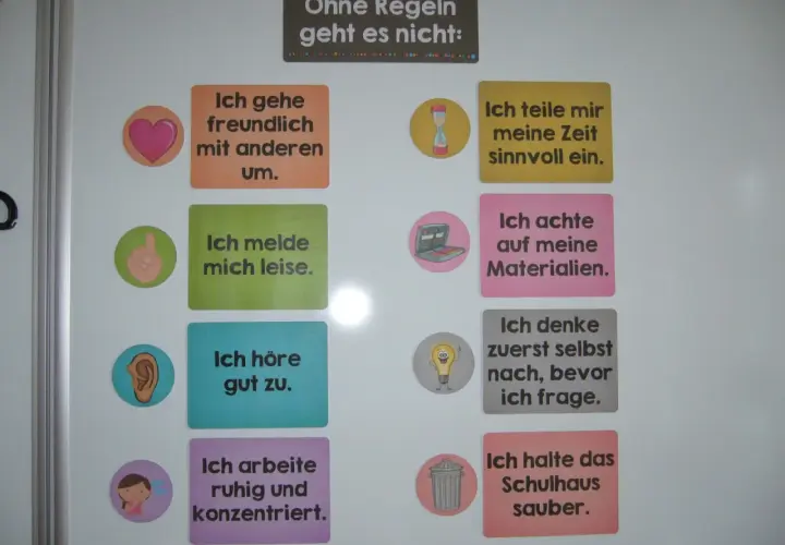 Klassenregeln 1. Klasse: Freundlich sein, leise melden, gut zuhören, konzentriert arbeiten, Zeit sinnvoll nutzen, Materialien achten, selbst nachdenken, Schulhaus sauber halten.
