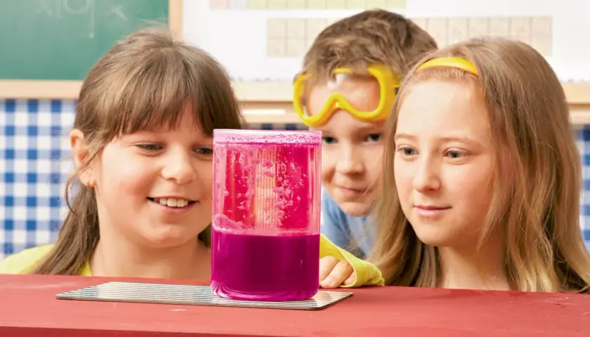 Kinder beobachten fasziniert, wie ihre selbstgemachte Lavalampe sprudelt. Ein spannendes Experiment!