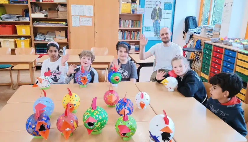Kinder präsentieren stolz ihre bunten Hühner-Bastelarbeiten. Kreative Projekte Grundschule, die Freude machen!