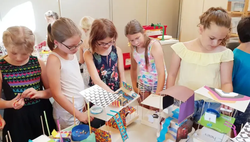 Kinder bauen fantasievolle Häuser mit Alltagsmaterialien im Kindergarten. Kreativität und Spaß beim Basteln.