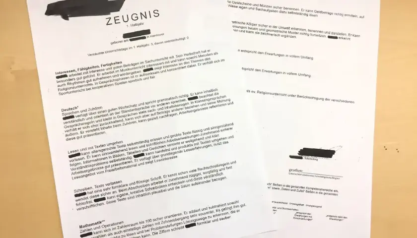 Zeugnis mit Noten in Worten für ein Schulkind der 2. Klasse. Beschreibt Leistungen in Deutsch, Mathematik und Sachkunde.