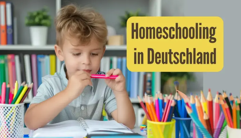 Ein Junge lernt zu Hause, was ist homeschooling in Deutschland. Buntstifte und Bücher liegen bereit.
