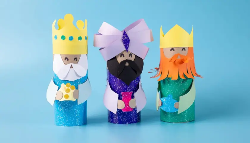 Drei selbstgebastelte Figuren, die an die Heiligen Drei Könige erinnern, perfekt für Vatertag basteln Krippe.